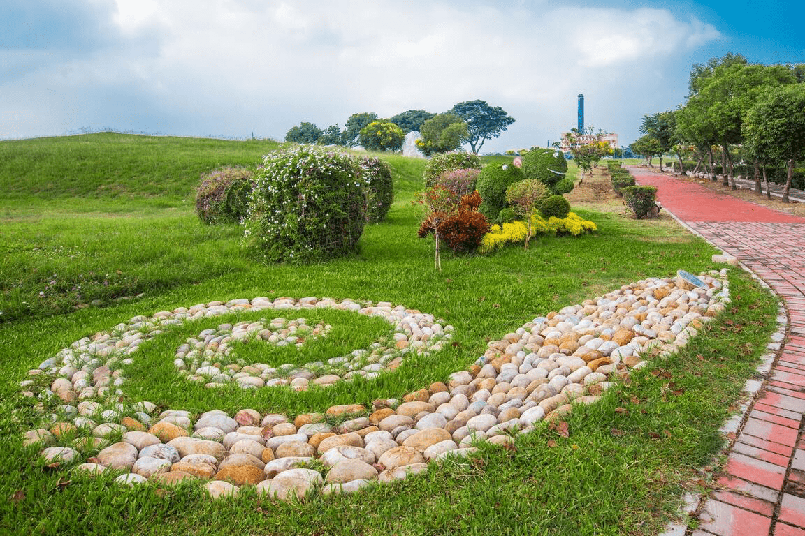在台中后里花田綠廊,看見花海與天空交織的畫面,感受城市近郊的景色