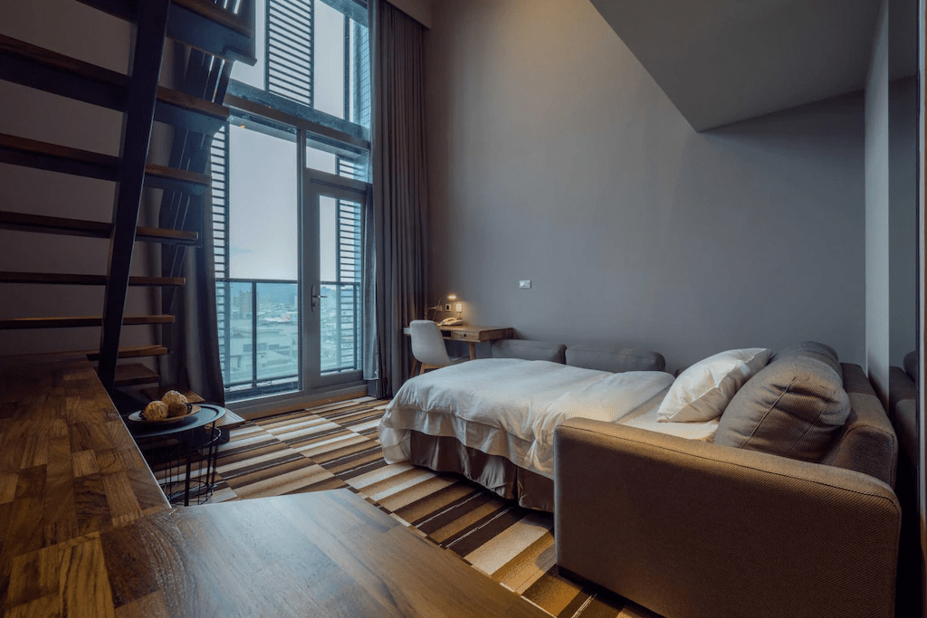 碧港良居商旅站前館的標準客房內部，床鋪整潔，空間運用得宜，提供舒適的休息環境