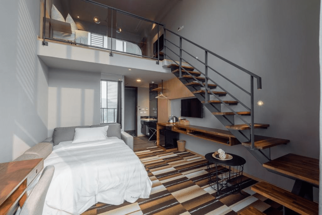 碧港良居商旅站前館明亮簡潔的接待大廳，營造舒適安心的入住氛圍