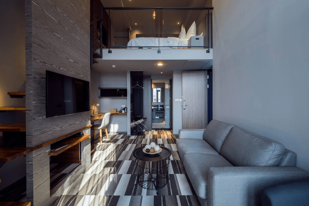 從碧港良居商旅站前館周邊地圖或街景，凸顯其與高雄車站及交通網絡的緊密連結