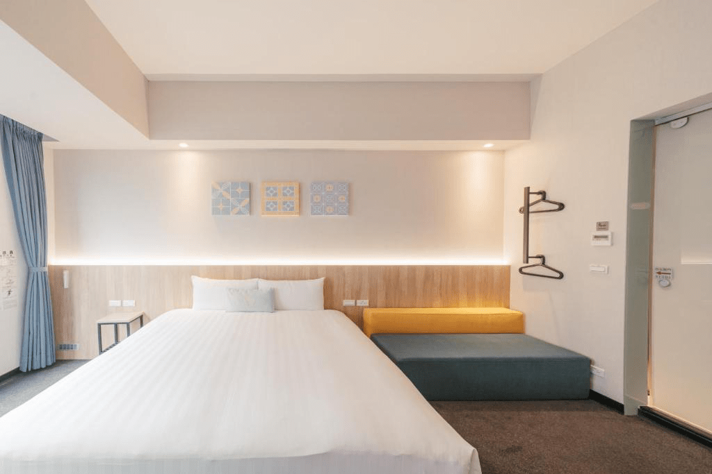 當夜晚落在嘉義西區，里亞行旅的燈光靜靜亮起，陪你走過一段安靜時光