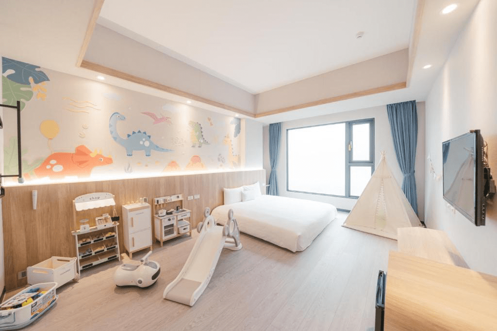 入夜後亮起溫暖燈光的里亞行旅，宛如城市中的寧靜港灣