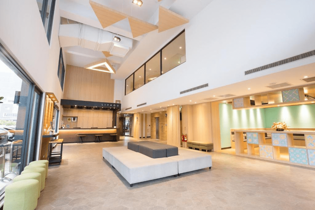 從空中俯瞰，里亞行旅與周邊街區和諧共存，位置便利