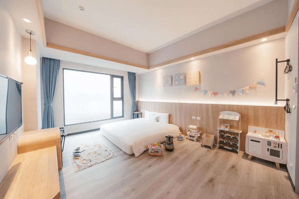 里亞行旅客房內部，採光良好，陳設簡潔舒適，提供安心的休憩環境