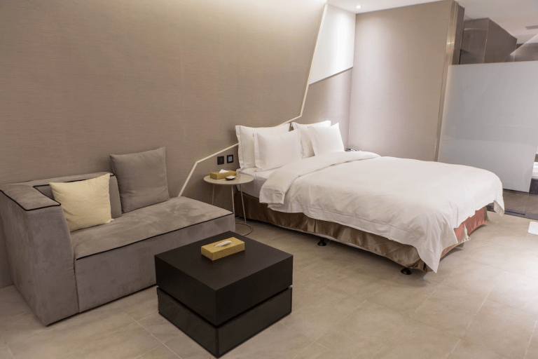 住進城市裡的一角，歐遊精品旅館讓新莊的夜晚，多了一點溫度與生活感