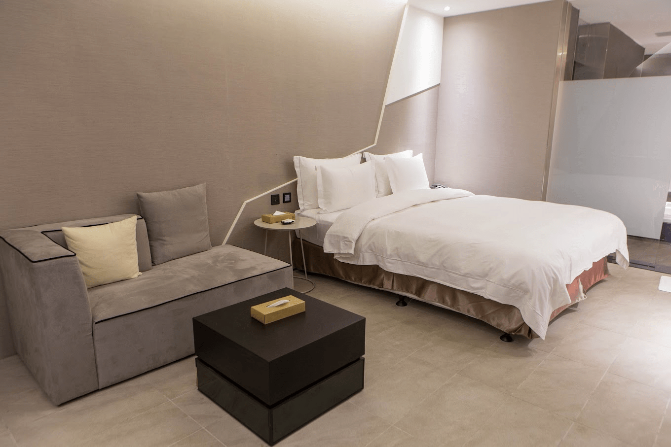 住進城市裡的一角，歐遊精品旅館讓新莊的夜晚，多了一點溫度與生活感