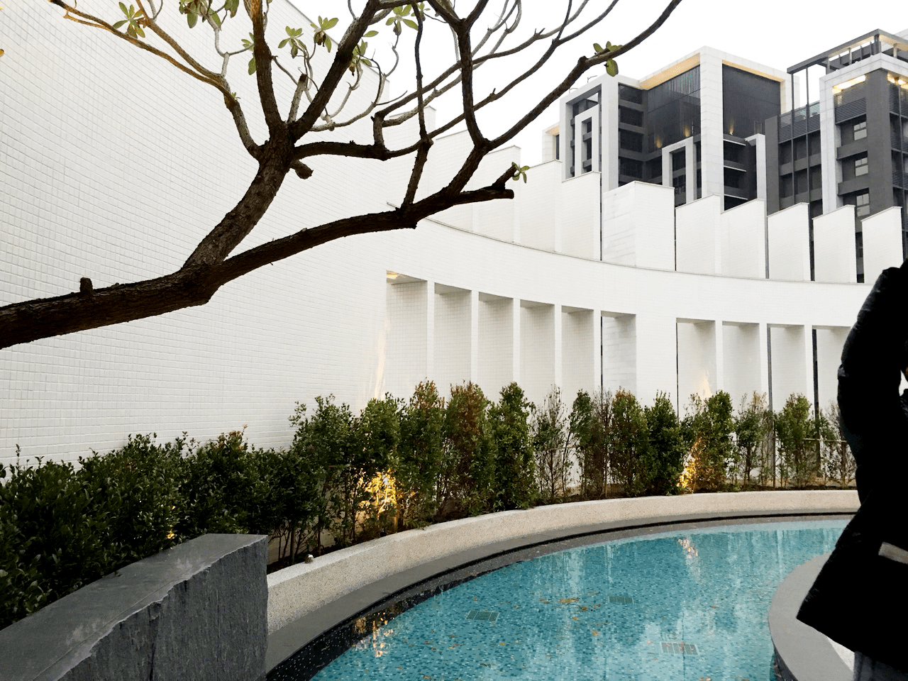 歐遊國際連鎖精品旅館新莊館外觀，展現現代簡約與低調奢華的建築設計