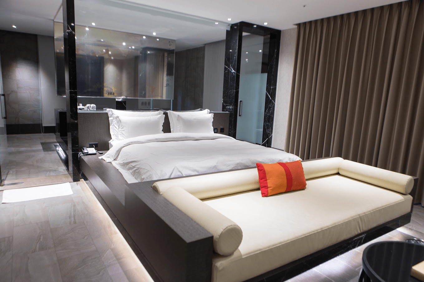 歐遊新莊館客房一隅，展示其獨特的精品設計與舒適的休憩氛圍