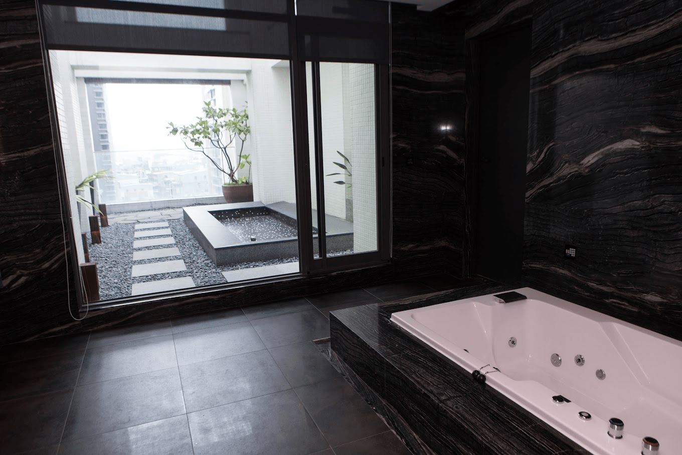 歐遊新莊館周邊交通便利，鄰近快速道路與捷運站，地理位置優越