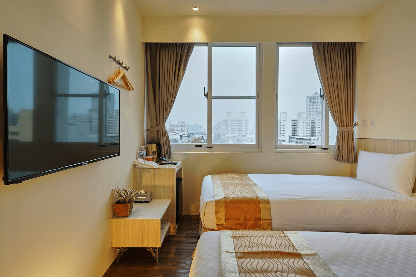 高雄都會商旅舒適整潔的客房內部一景