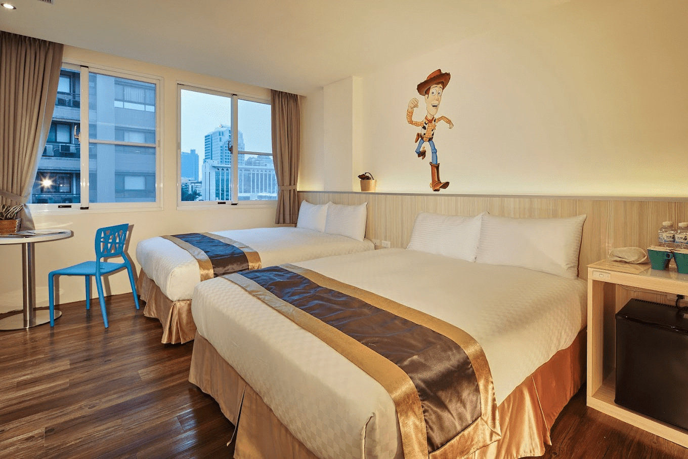 高雄都會商旅外觀，位於七賢二路的核心位置