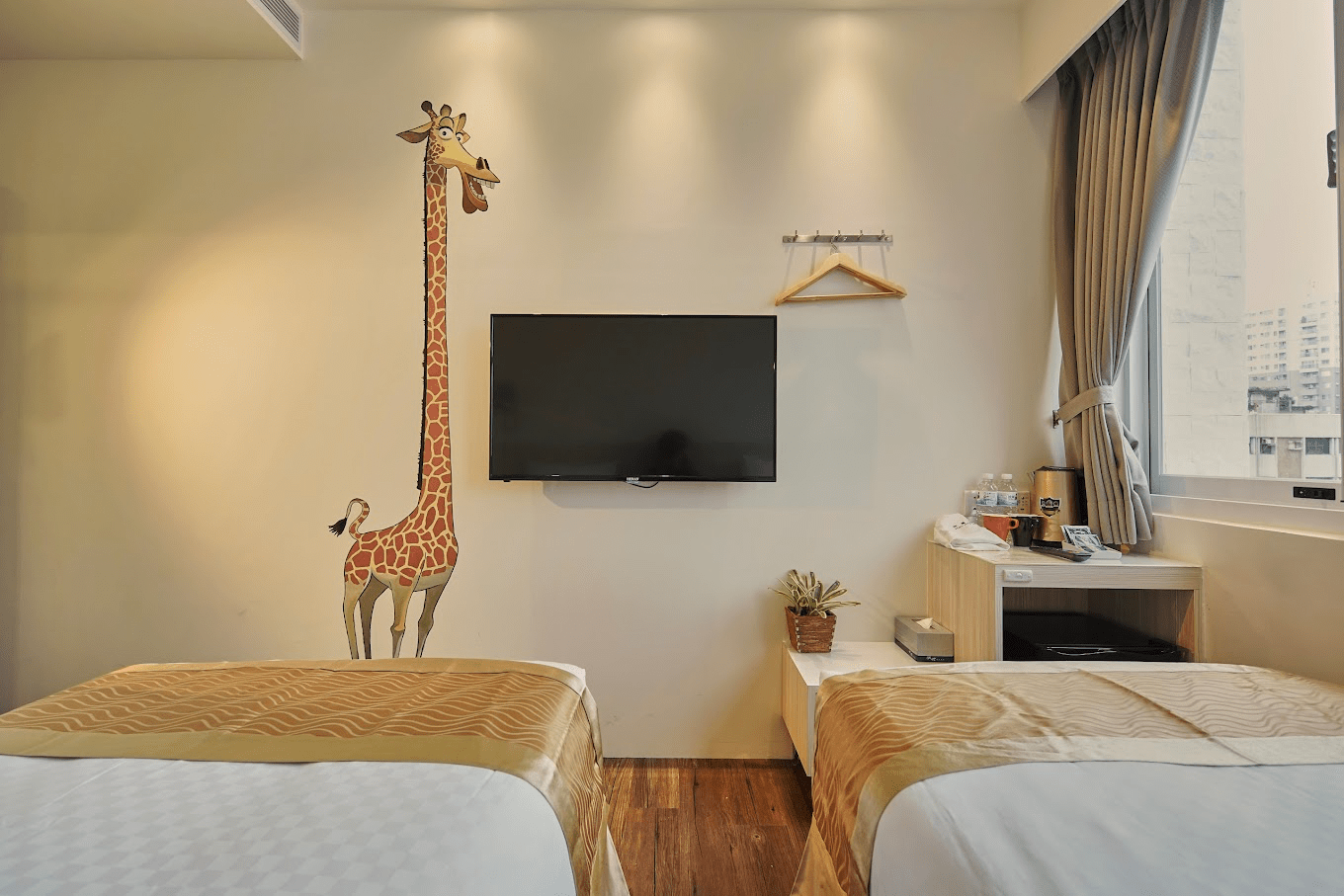 從高雄都會商旅步行即可到達六合夜市，圖為夜市熱鬧景象