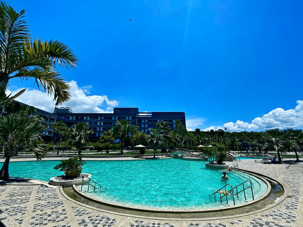 夜晚的綺麗渡假村燈光與星空交織，營造靜謐浪漫的氛圍