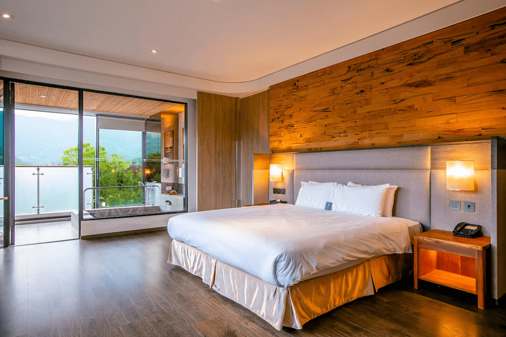 渡假村內寬敞明亮的客房，提供舒適如家的住宿體驗