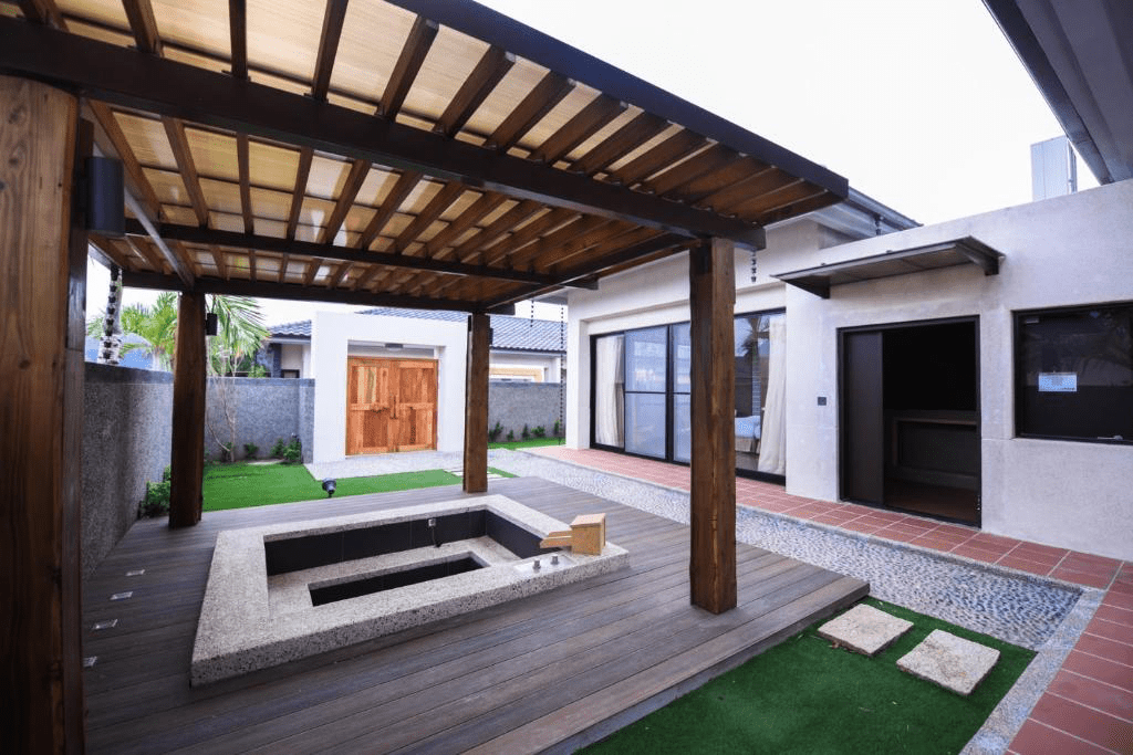 家庭旅客在綺麗渡假村園區內享受親子同樂時光