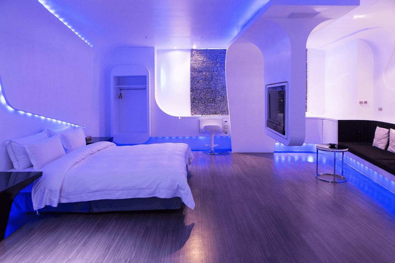 當夜晚降臨在南屯街區，歐遊台中館的燈光亮起，陪你走過一段安穩時光