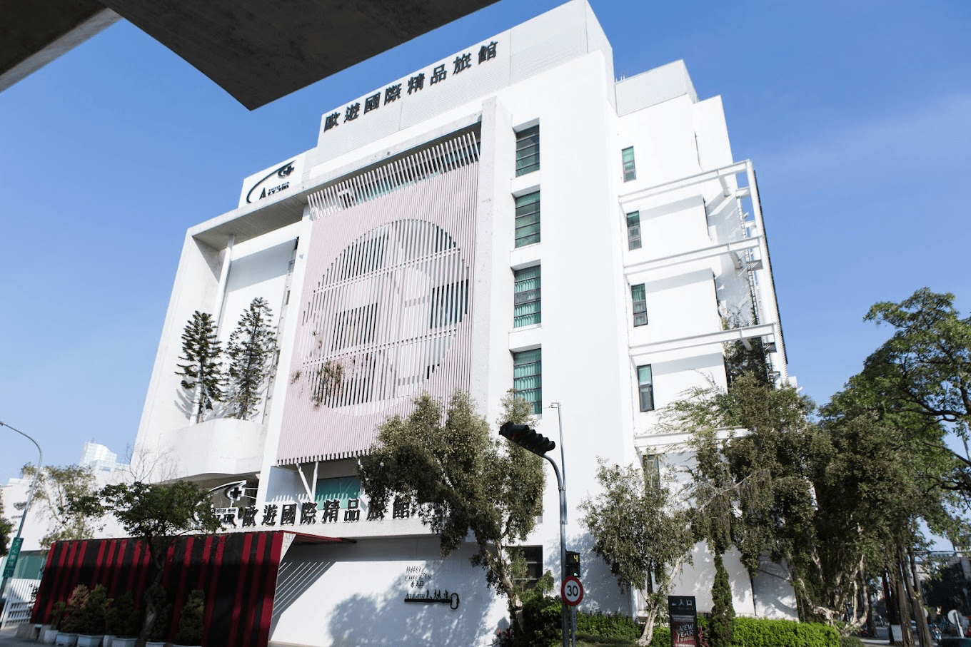 夜晚南屯街區中，歐遊台中館沈穩的建築外觀點亮溫暖燈光