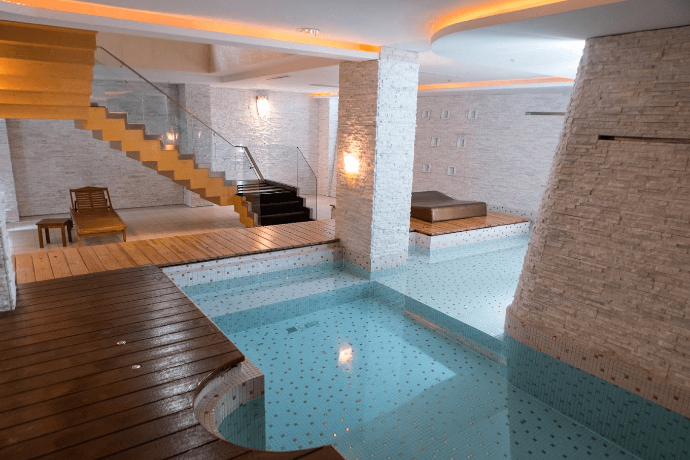 從空拍視角看歐遊台中館建築與周邊道路網絡的關係，彰顯其交通便利性