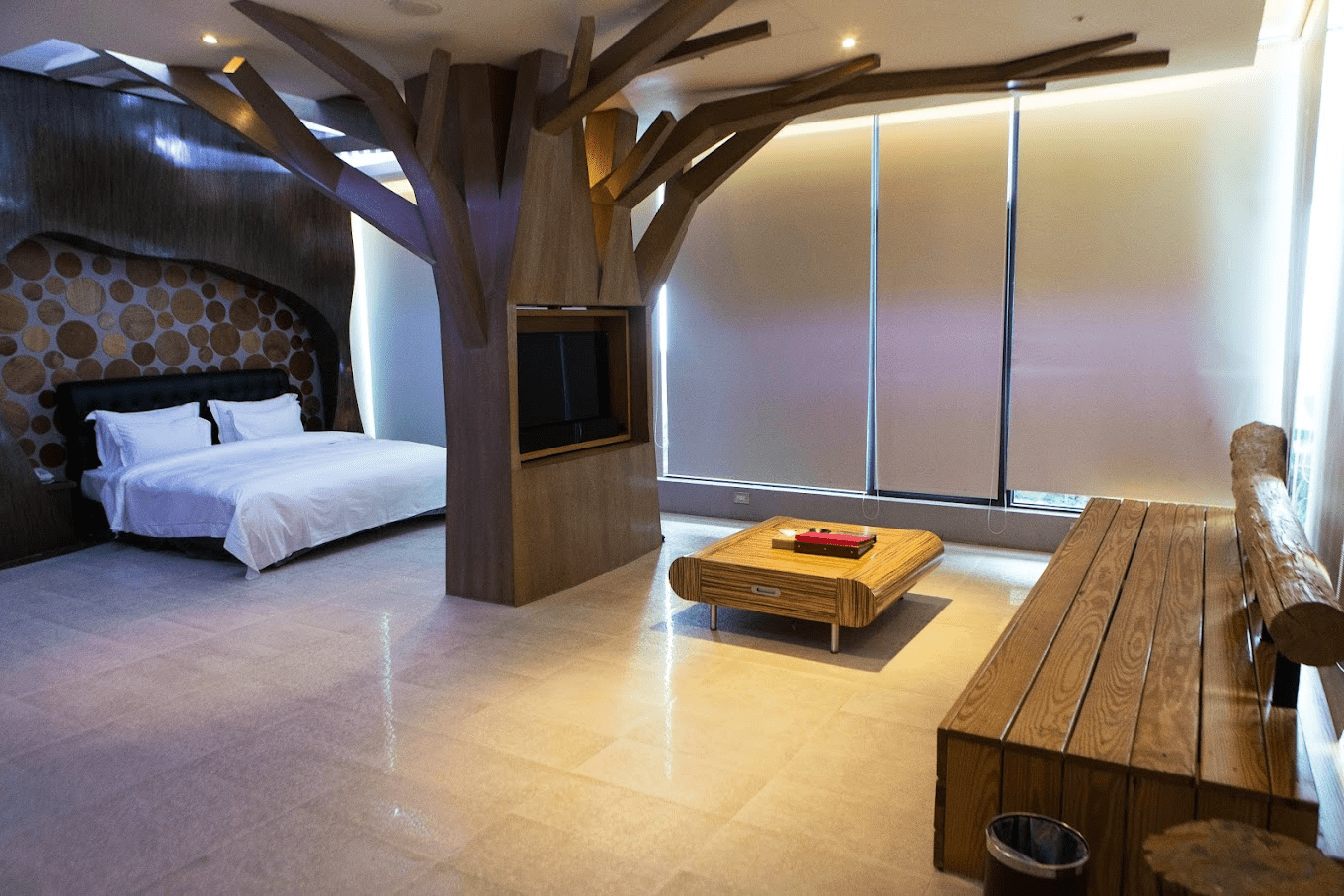 歐遊台中館其中一間客房的開箱照，展示寬敞空間與具有設計感的寢具佈置