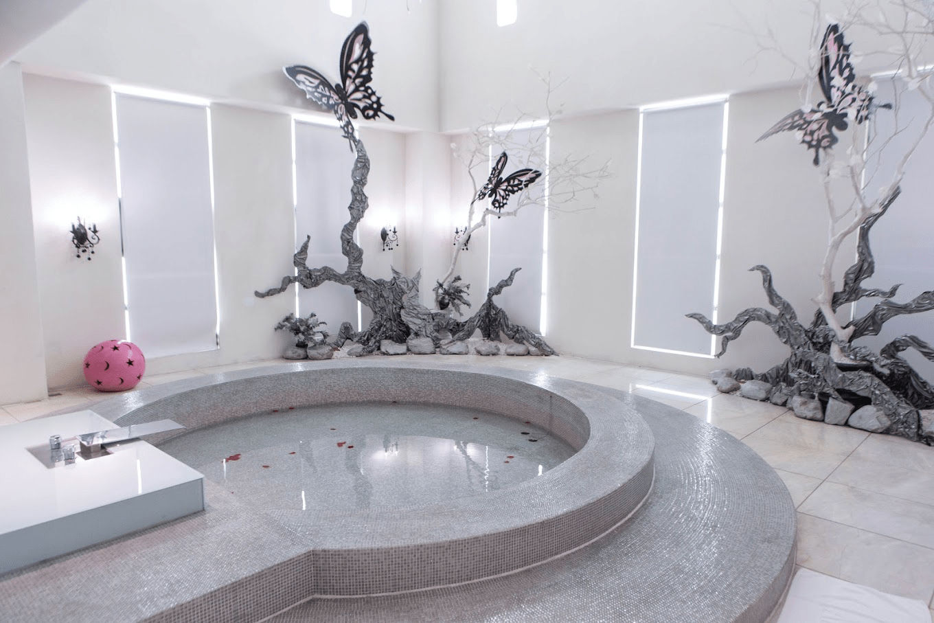 客房內舒適的沙發或休憩角落，旅客可以在此閱讀或單純放空