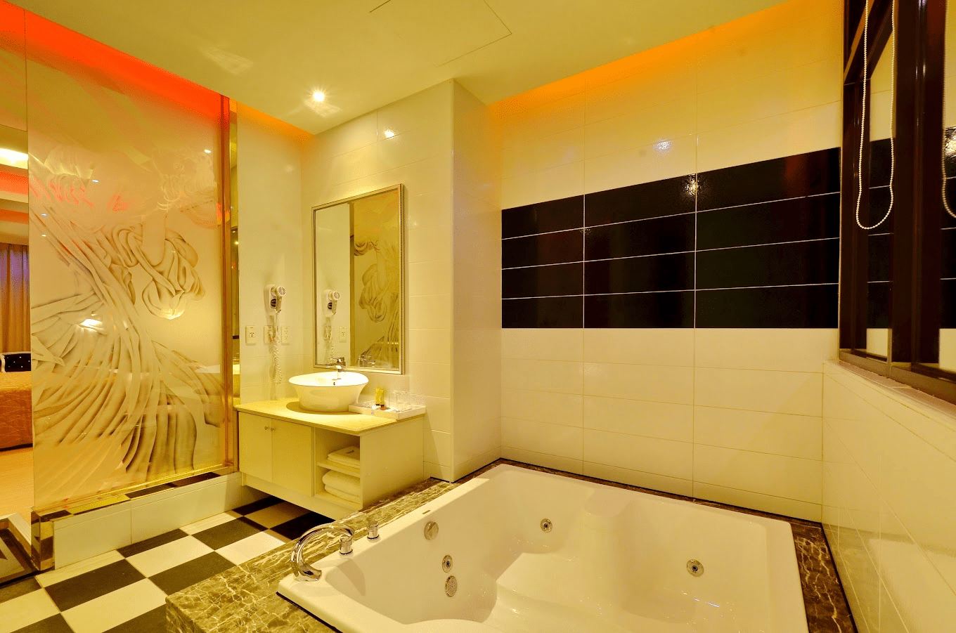 當夜晚落在台東街區，正一經典旅館的燈光靜靜亮起，陪你走過一段時光