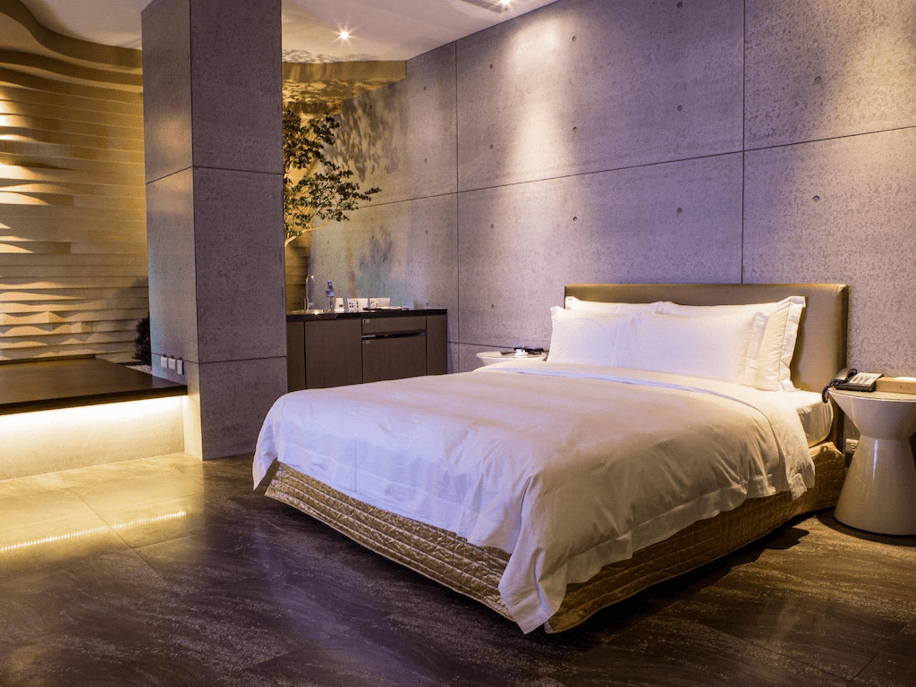 歐遊花蓮館寬敞的房間一景，舒適大床與休憩空間提供絕佳住宿體驗。