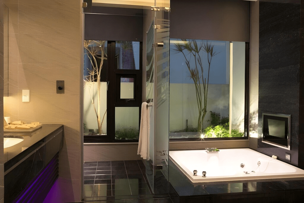 歐遊花蓮館內部的精緻設計，沉穩色調與柔和燈光營造出舒適氛圍。