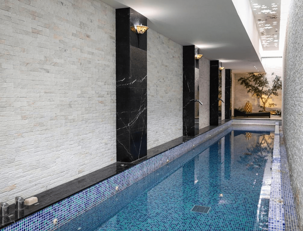 寬敞的室內動線與暖色調設計，讓入住者感受到賓至如歸的放鬆感