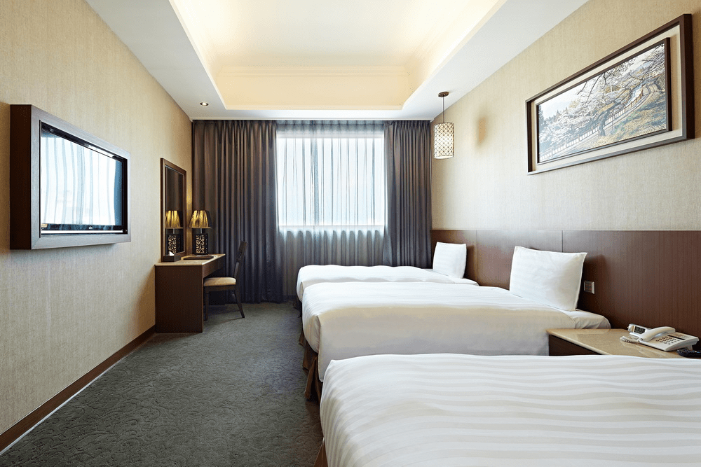 冠閣大飯店簡約明亮的內部大廳與公共空間