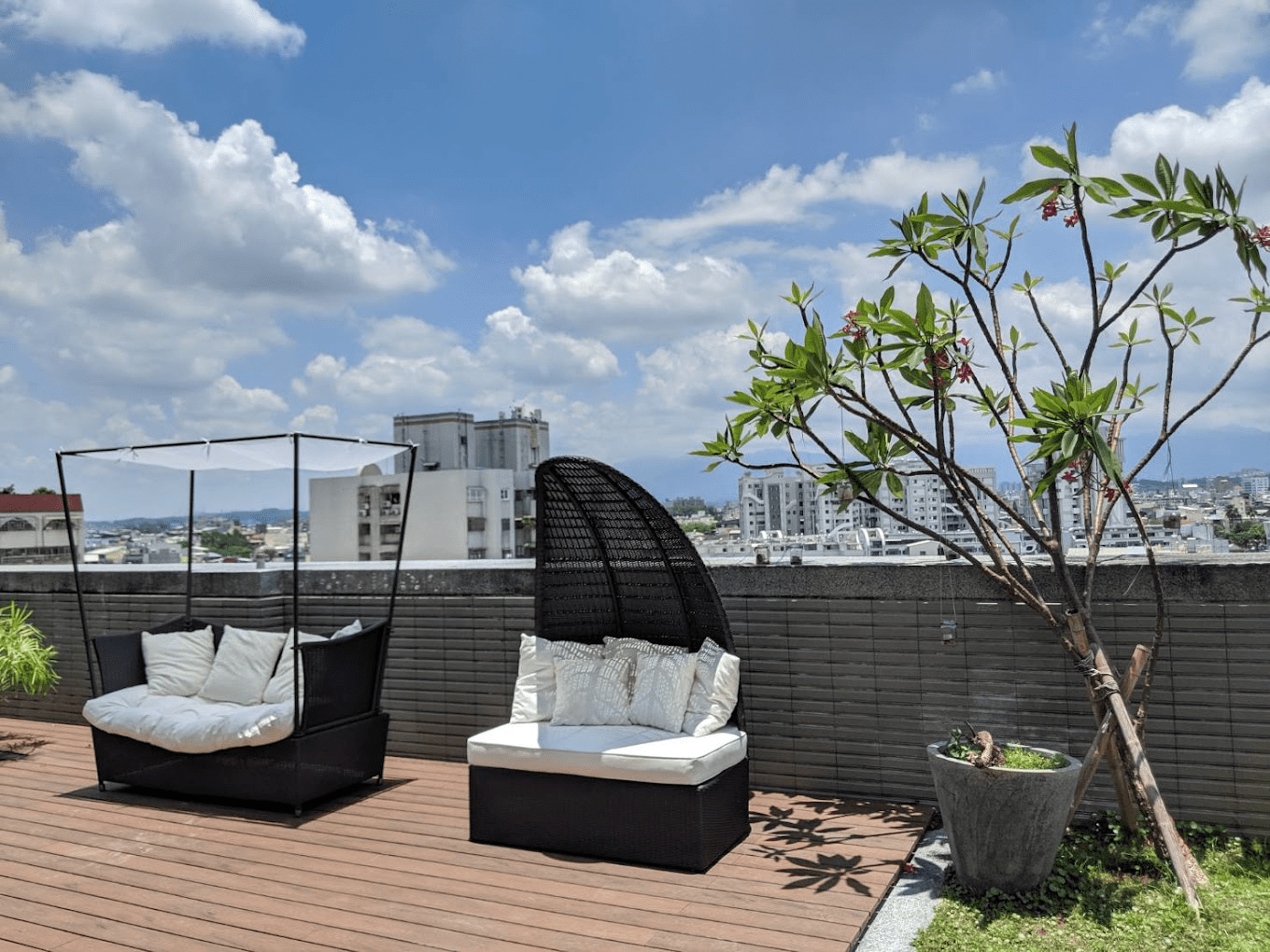 從街角遠望冠閣大飯店，凸顯其位居生活街區的位置