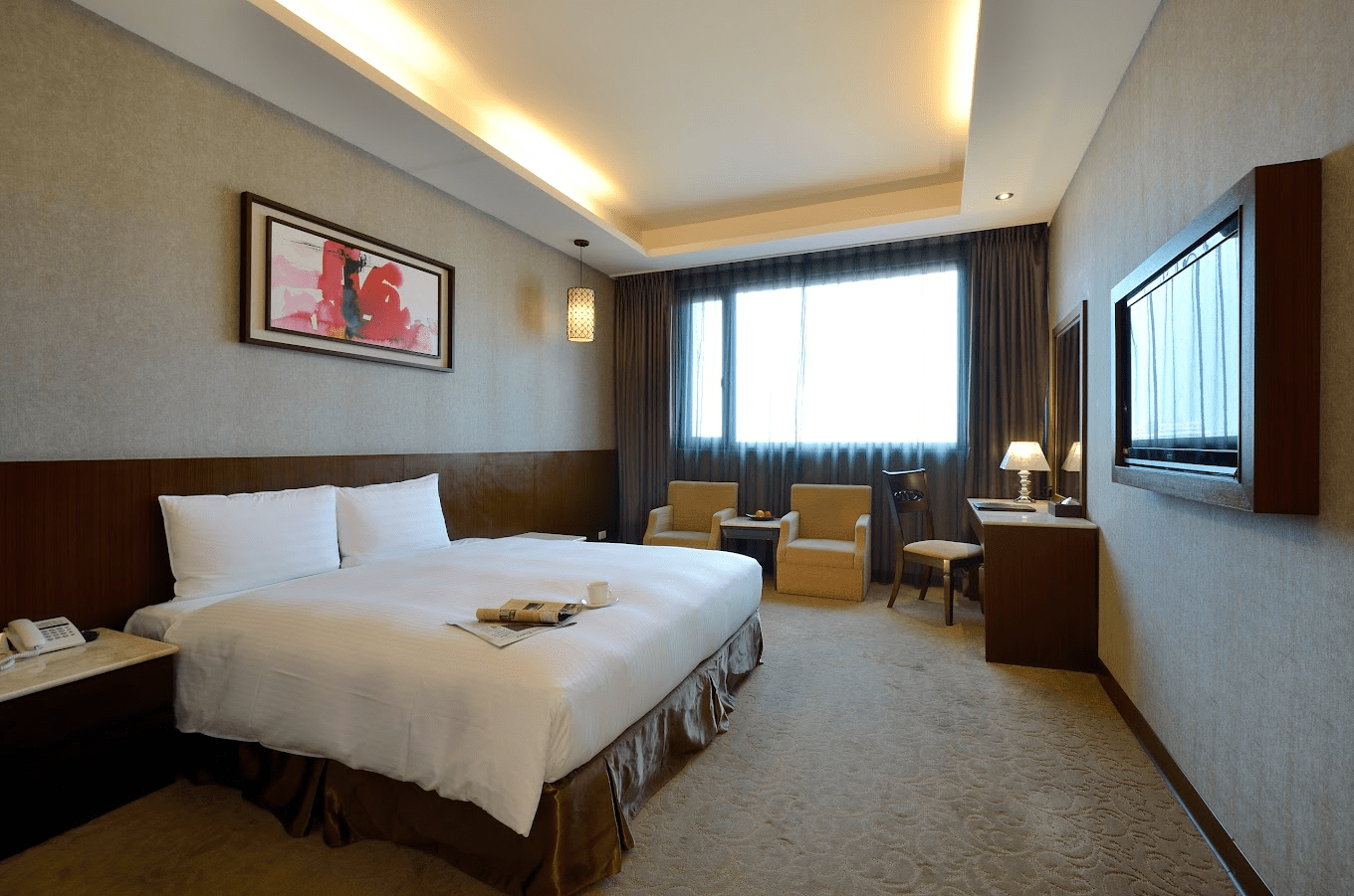 當夜晚落在西區街區，冠閣大飯店的燈光靜靜亮起，走過一段安靜的時光