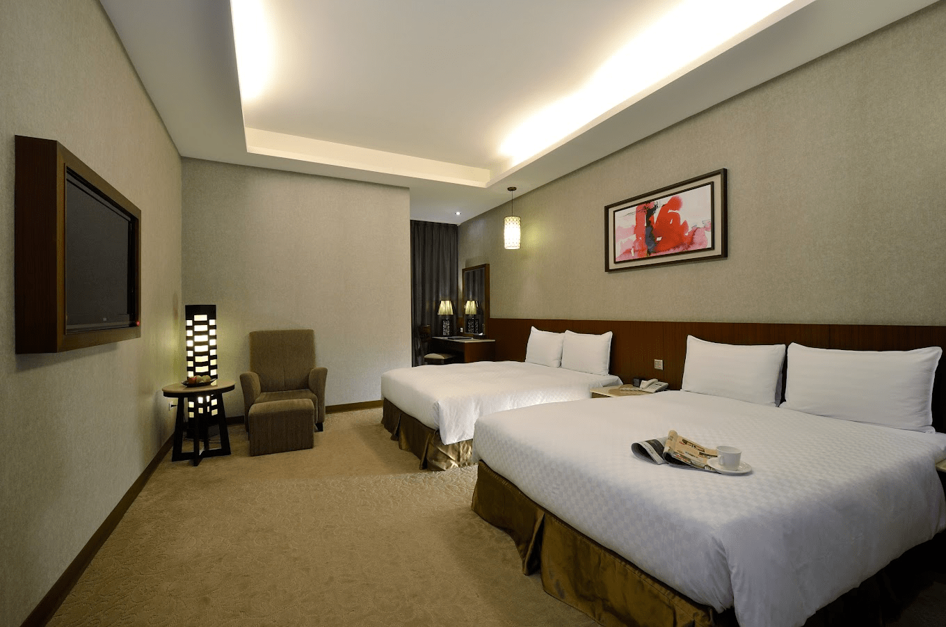 冠閣大飯店舒適整潔的標準客房內裝一隅