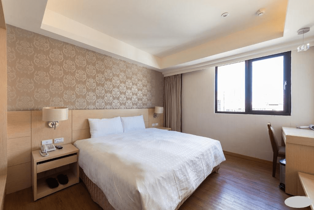 夜晚與白天交織，巴黎商旅的建築外觀靜謐地融入城市風景