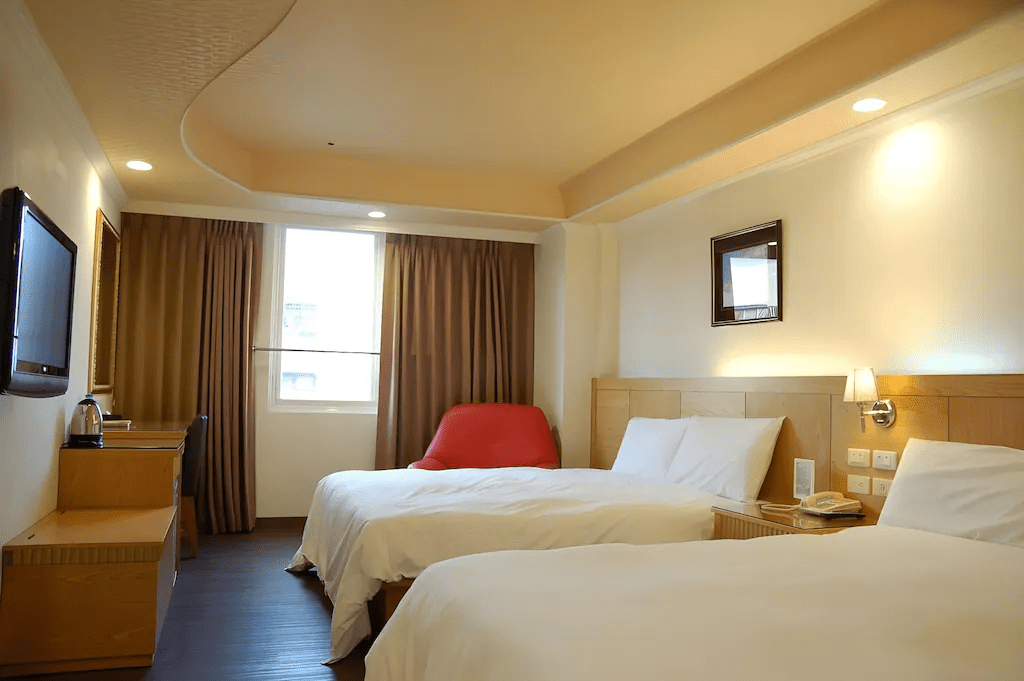 標準雙人房內空間寬敞整潔，床鋪舒適，提供旅客安心的睡眠環境