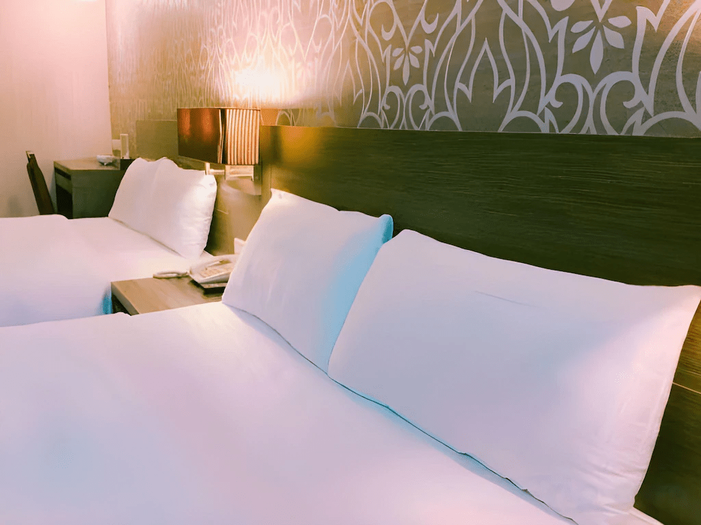 當白天與夜晚交錯，巴黎商旅讓你在城市光影之中，感受屬於高雄的溫柔