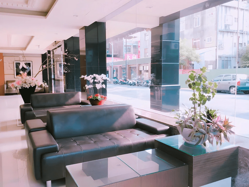 從高處俯瞰，可見巴黎商旅周邊四通八達的市區道路網絡