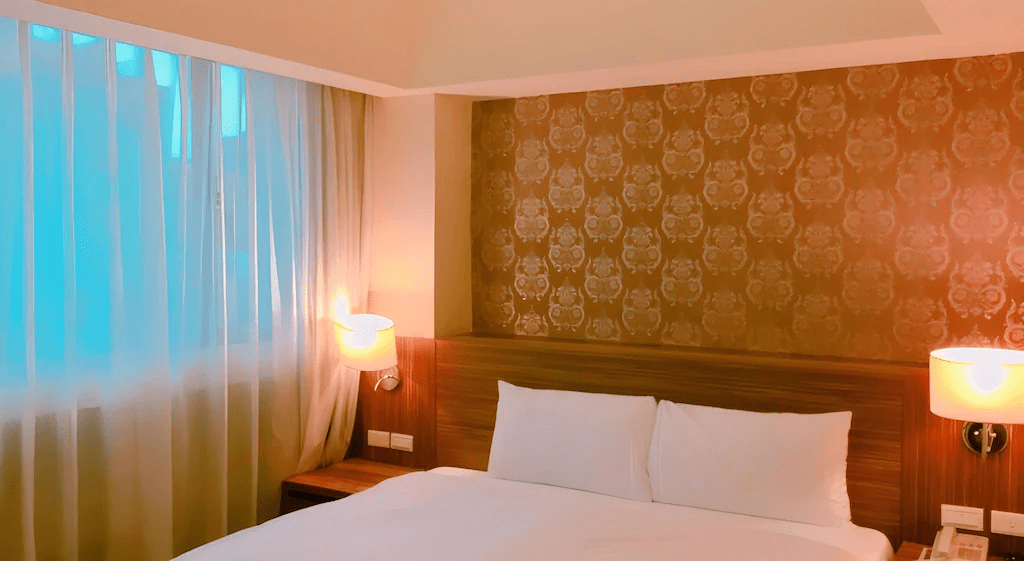 巴黎商旅大廳以簡潔明亮的設計，營造出舒適放鬆的接待氛圍