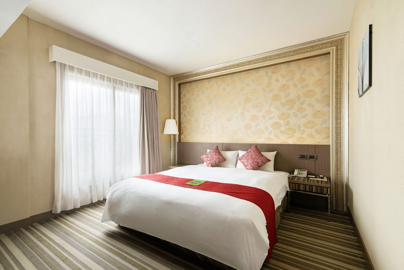 麗軒國際飯店客房寬敞且採光良好