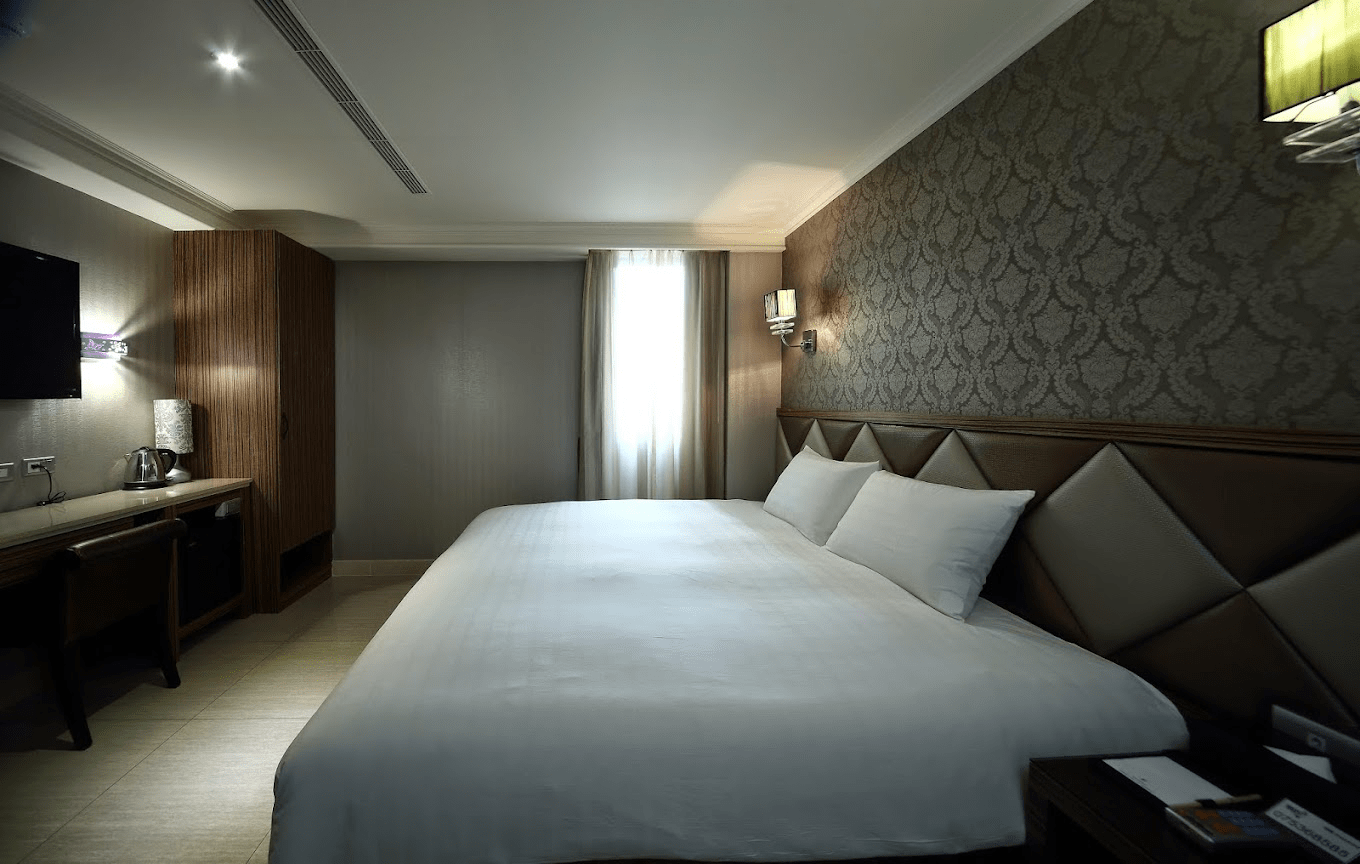 鳥巢頂級商旅七賢館外觀，簡約俐落的建築座落於前金區核心地段