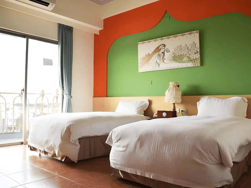 鳥巢頂級商旅七賢館標準客房，溫馨整潔的佈置與舒適的床鋪