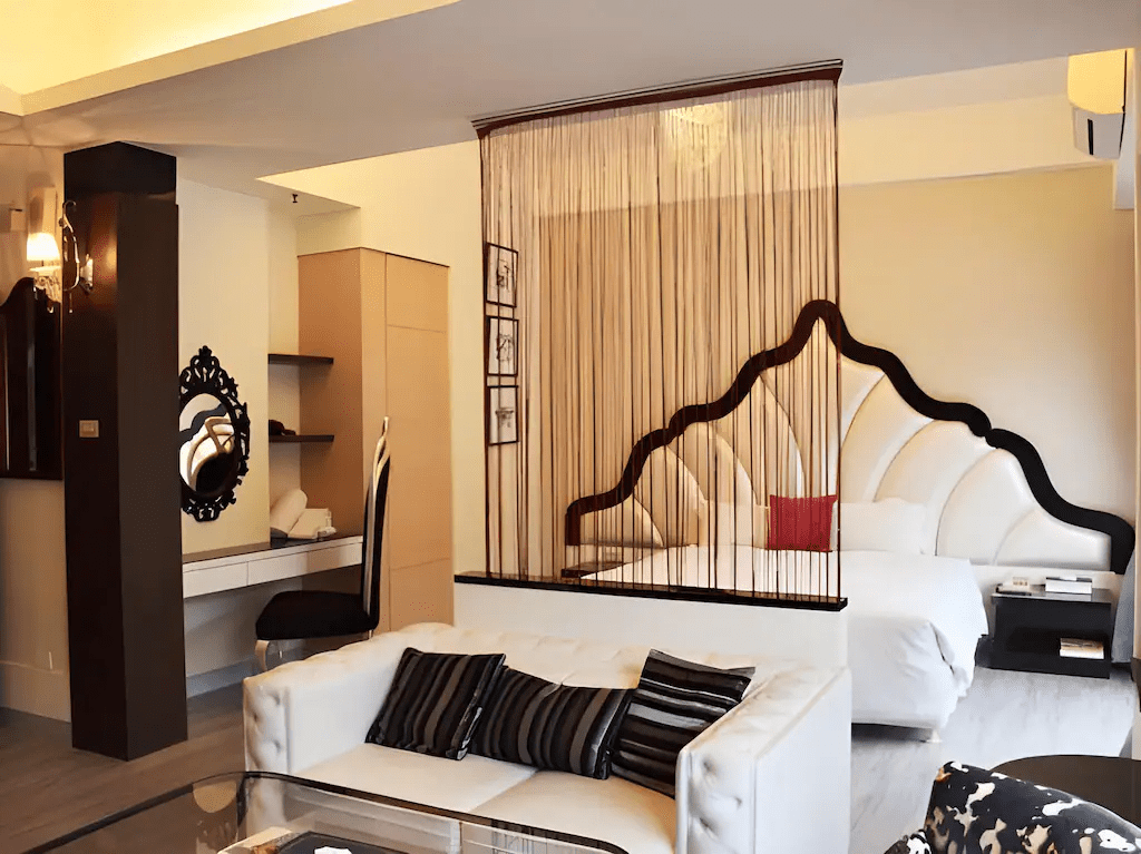 鳥巢頂級商旅七賢館大廳，空間明亮簡潔，提供舒適的等候與 check-in 環境