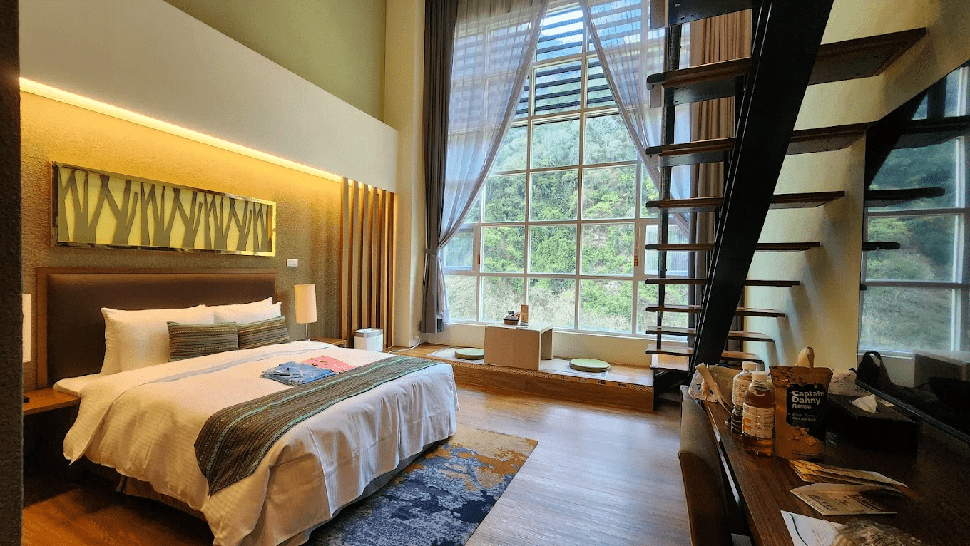 旅客在會館內參與活動或於景觀區放鬆的場景