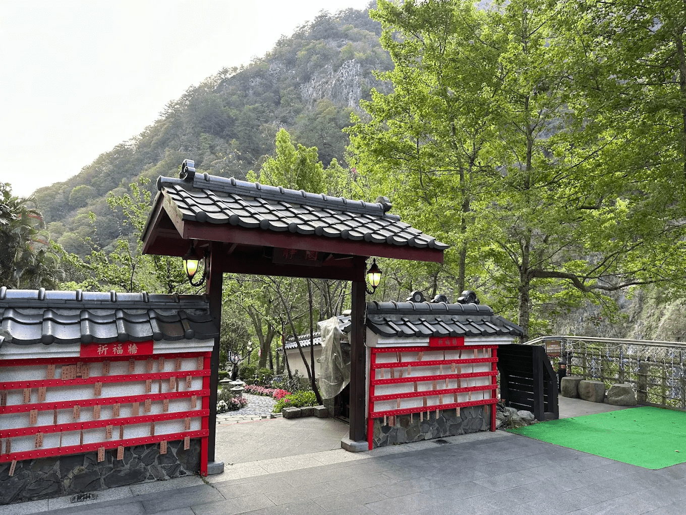 統一渡假村谷關溫泉養生會館夜景或溫暖燈光下的建築