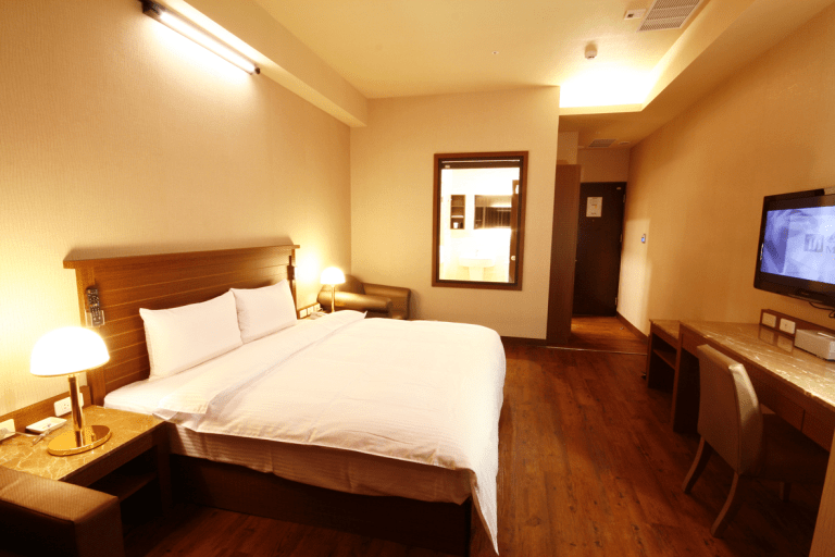 當夜市燈火亮起，在康橋商旅六合夜市七賢館，展開一段溫柔踏實的夜晚