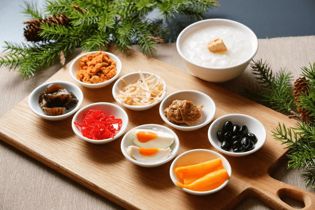 夏優旅居簡約舒適的客房內部一隅