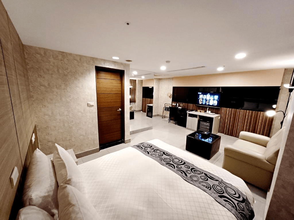 鹽埕區老街巷弄與現代文創交融的街景