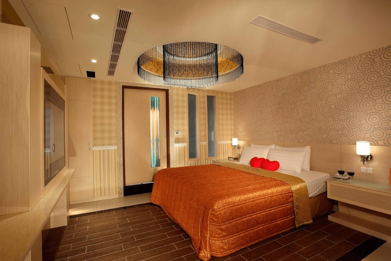 旅館房間內舒適的休息與沐浴空間