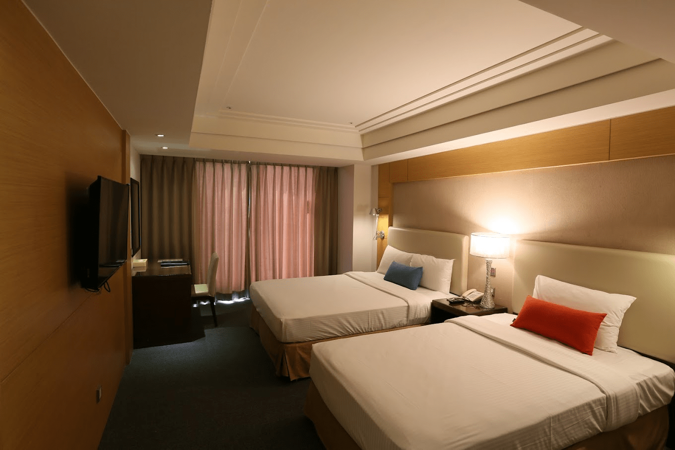 在嘉義的街角與光影之中，住進永悅商務大飯店，讓旅途變得更從容自在