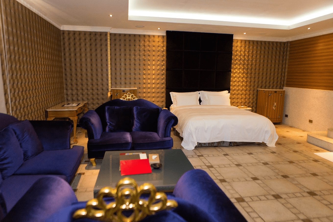 歐遊竹山館的精品客房內部，展現主題設計與高質感傢俱搭配