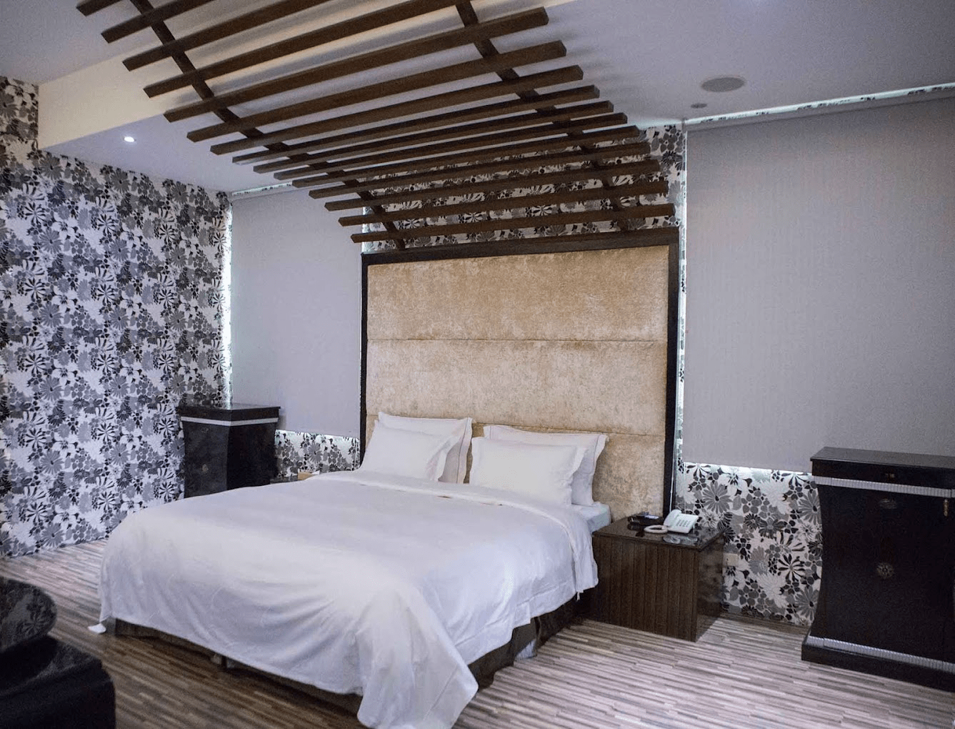 歐遊竹山館客房內的大型按摩浴缸，提供極致放鬆的沐浴體驗